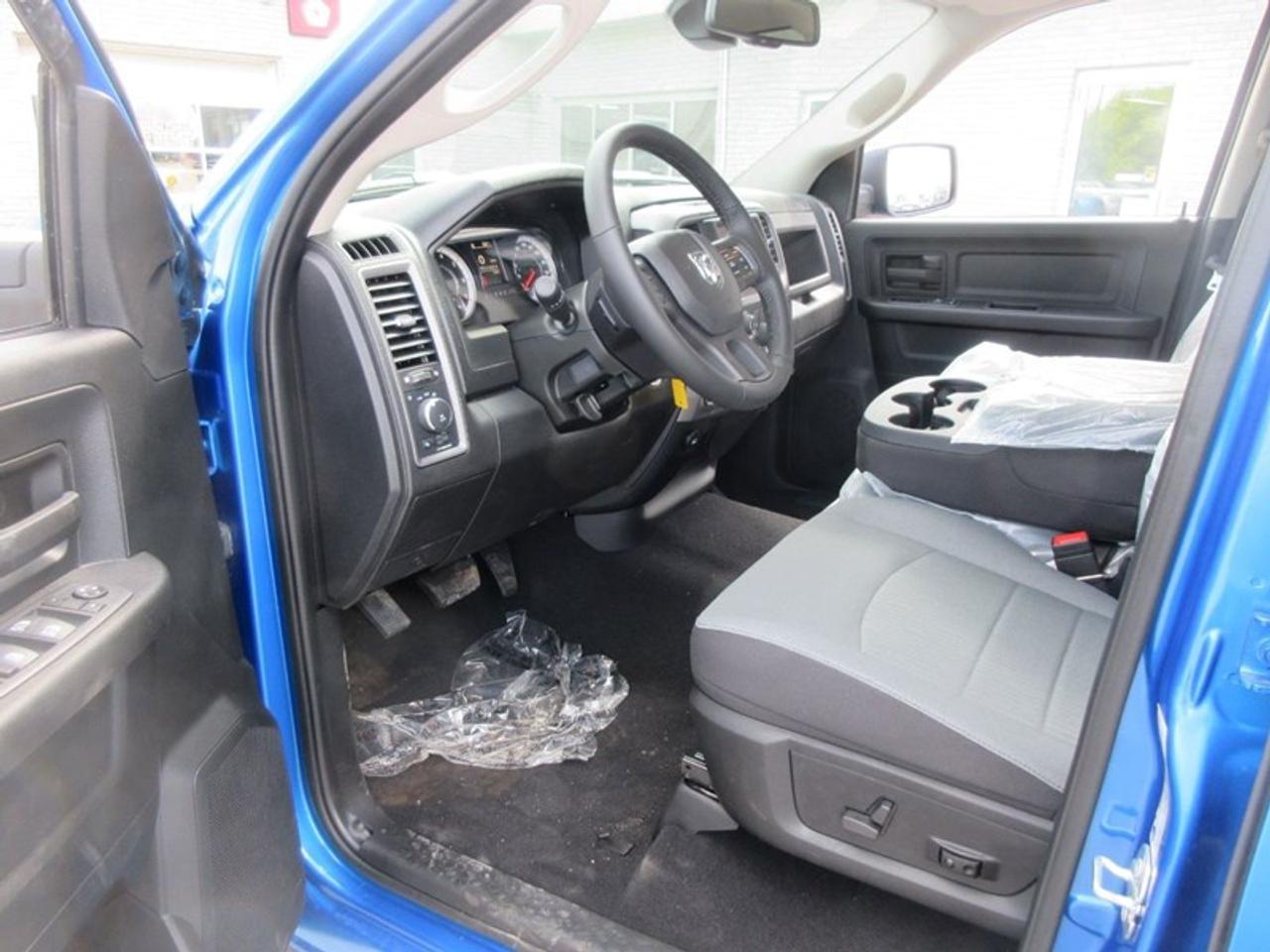 2022 RAM 1500 Classic NIGHT EDITION CREW CAB Photo4