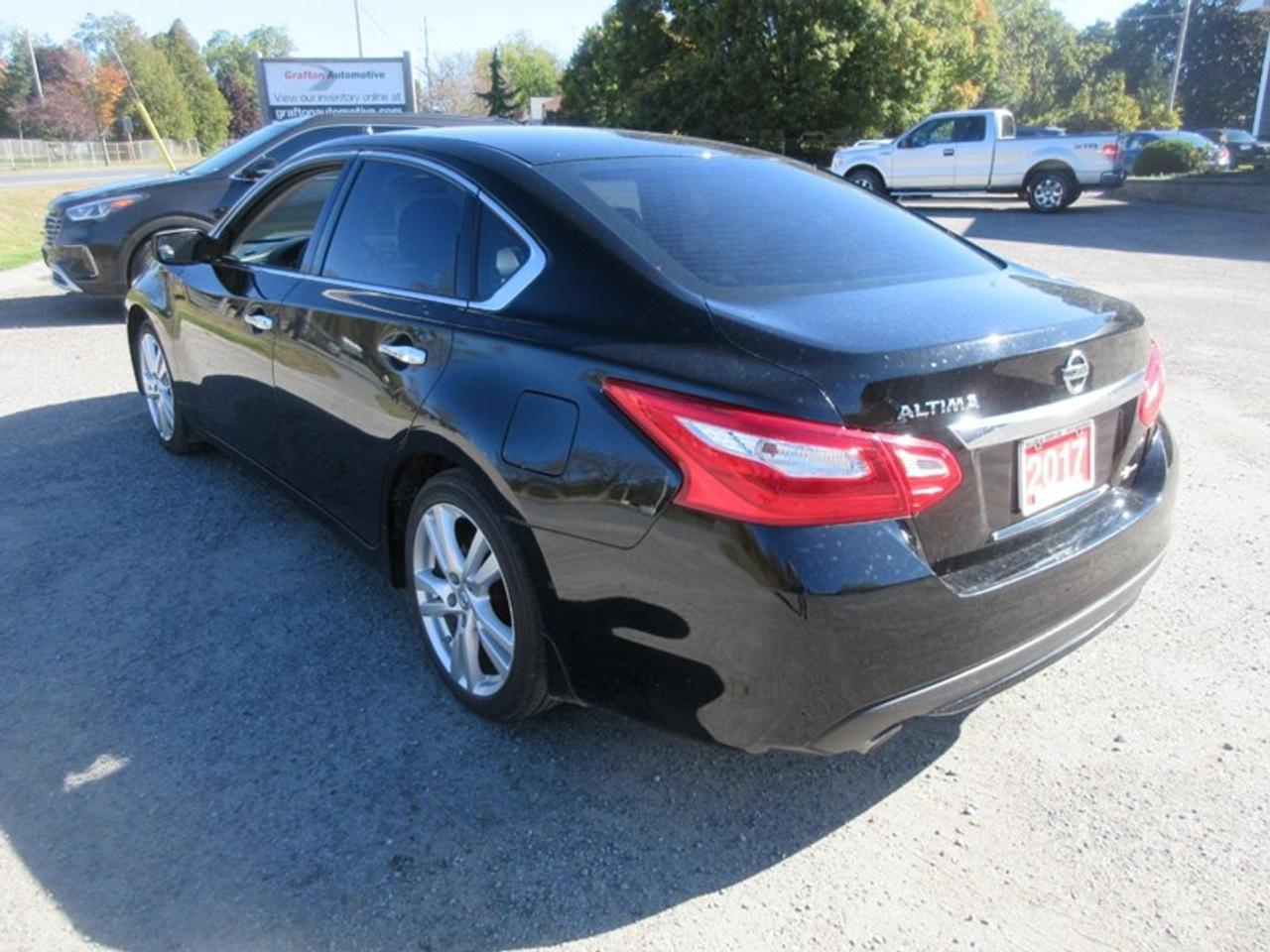 2017 Nissan Altima 2.5 Photo2