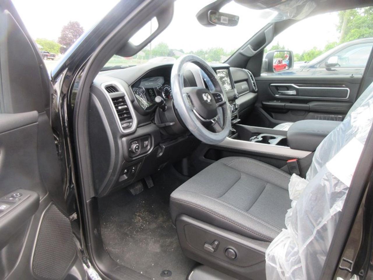 2022 RAM 1500 Crew Cab Big Horn 4X4 Photo4