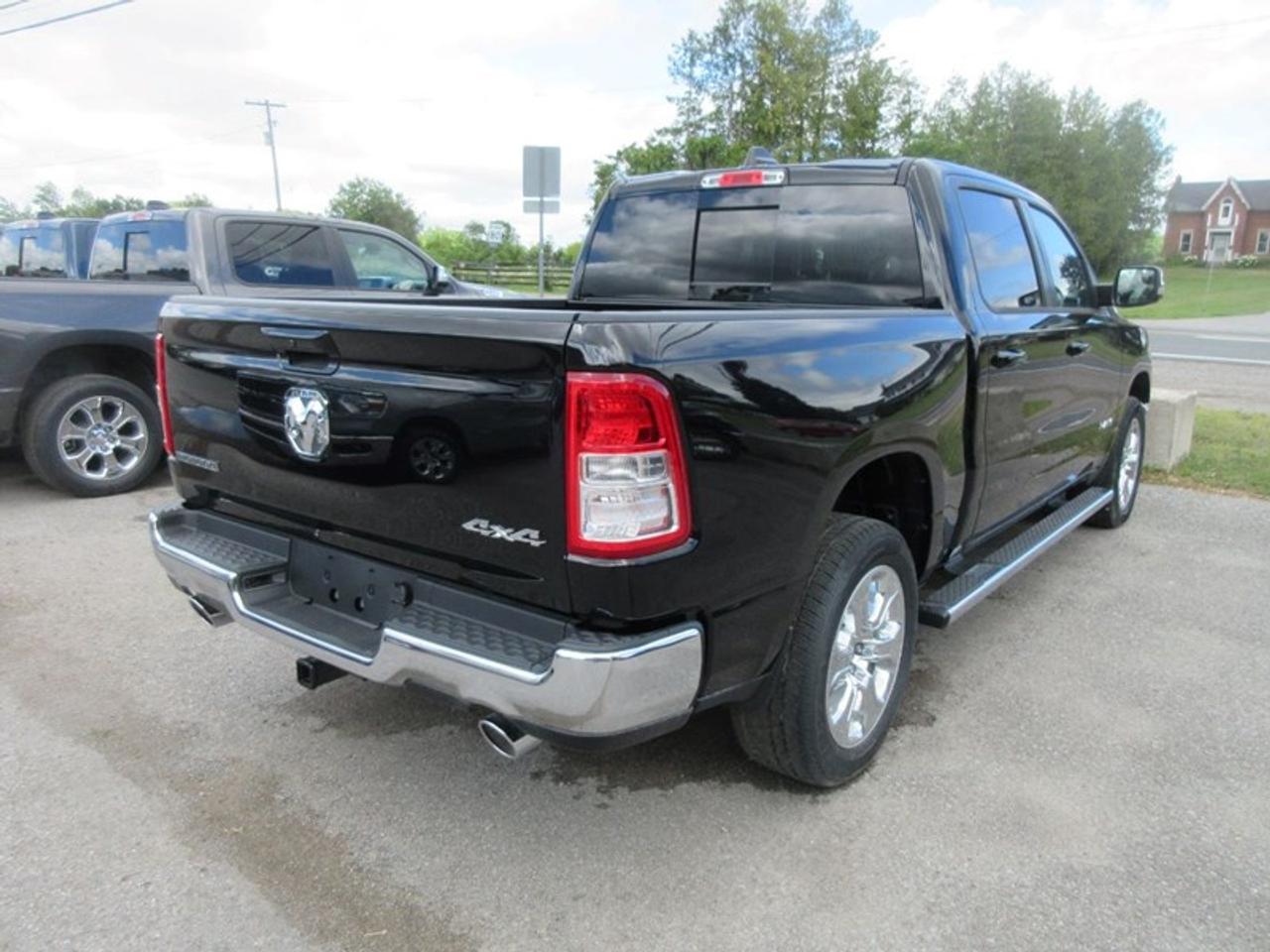 2022 RAM 1500 Crew Cab Big Horn 4X4 Photo2