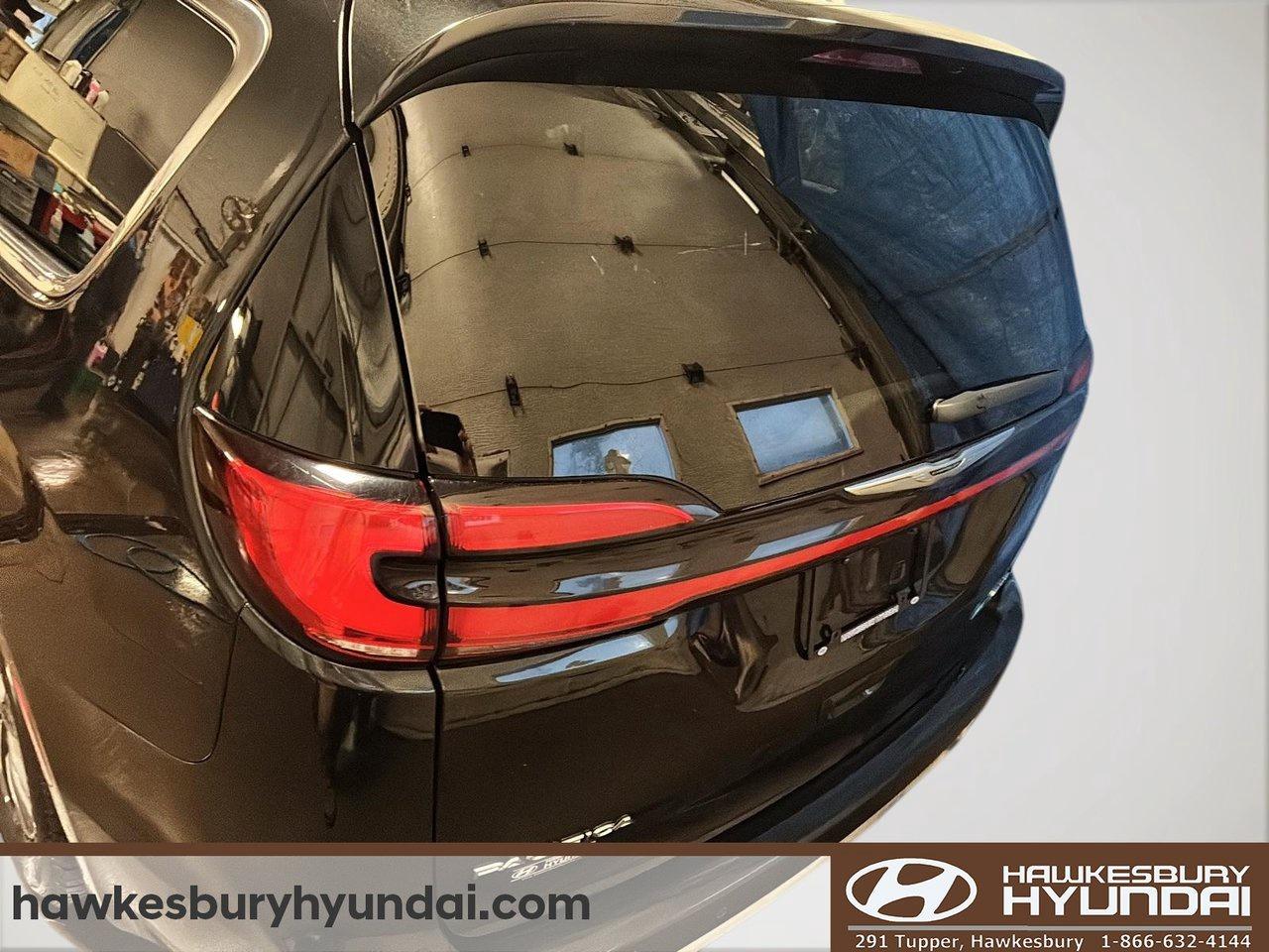 2022 Chrysler Pacifica Hybrid Limited Photo2