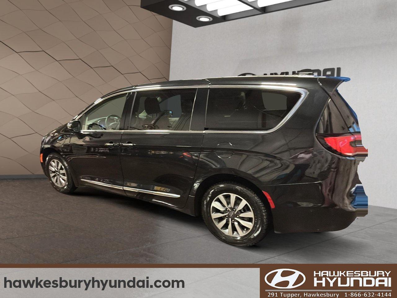 2022 Chrysler Pacifica Hybrid Limited Photo3