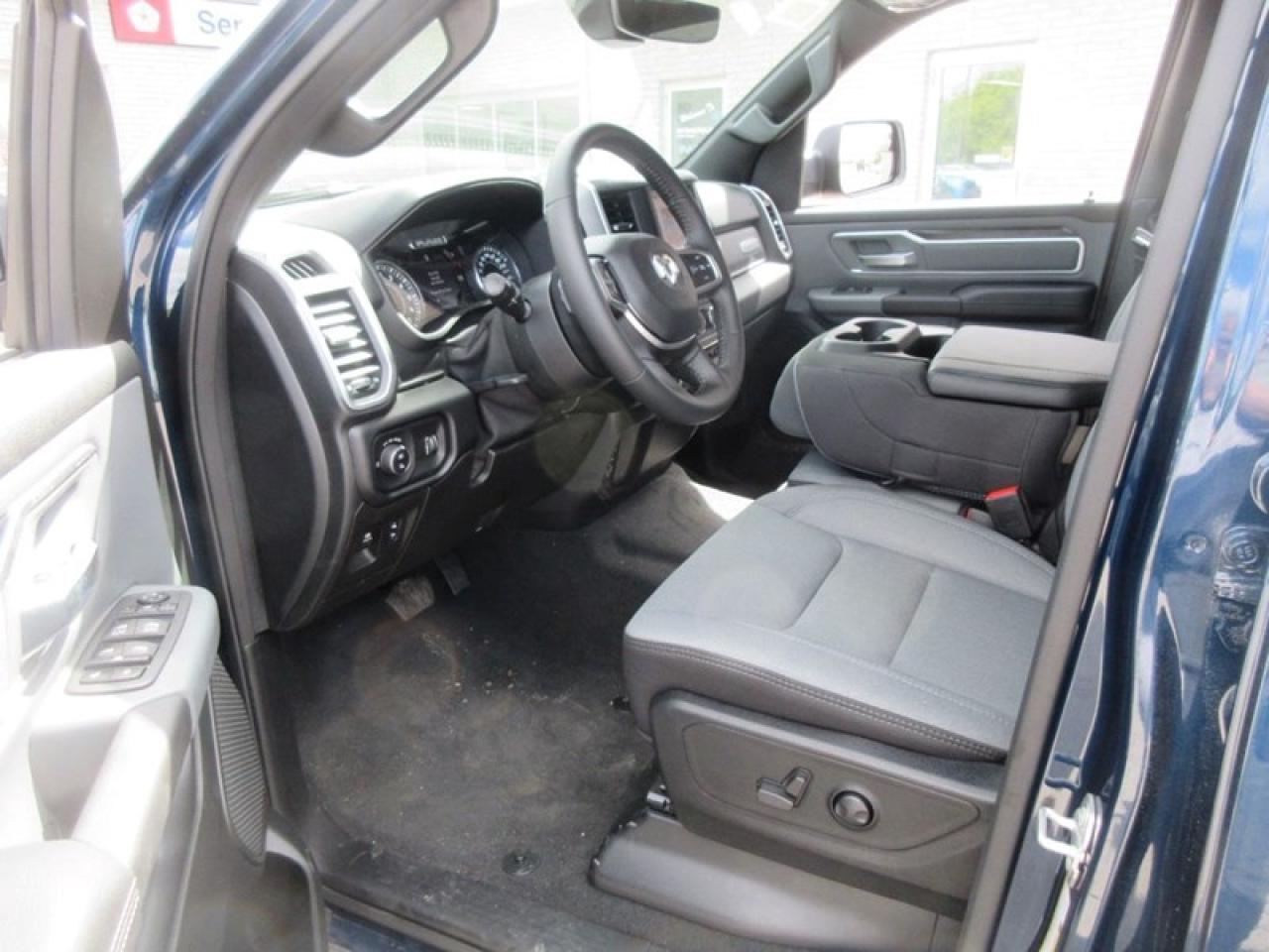 2022 RAM 1500 Big Horn Crew Cab Photo4