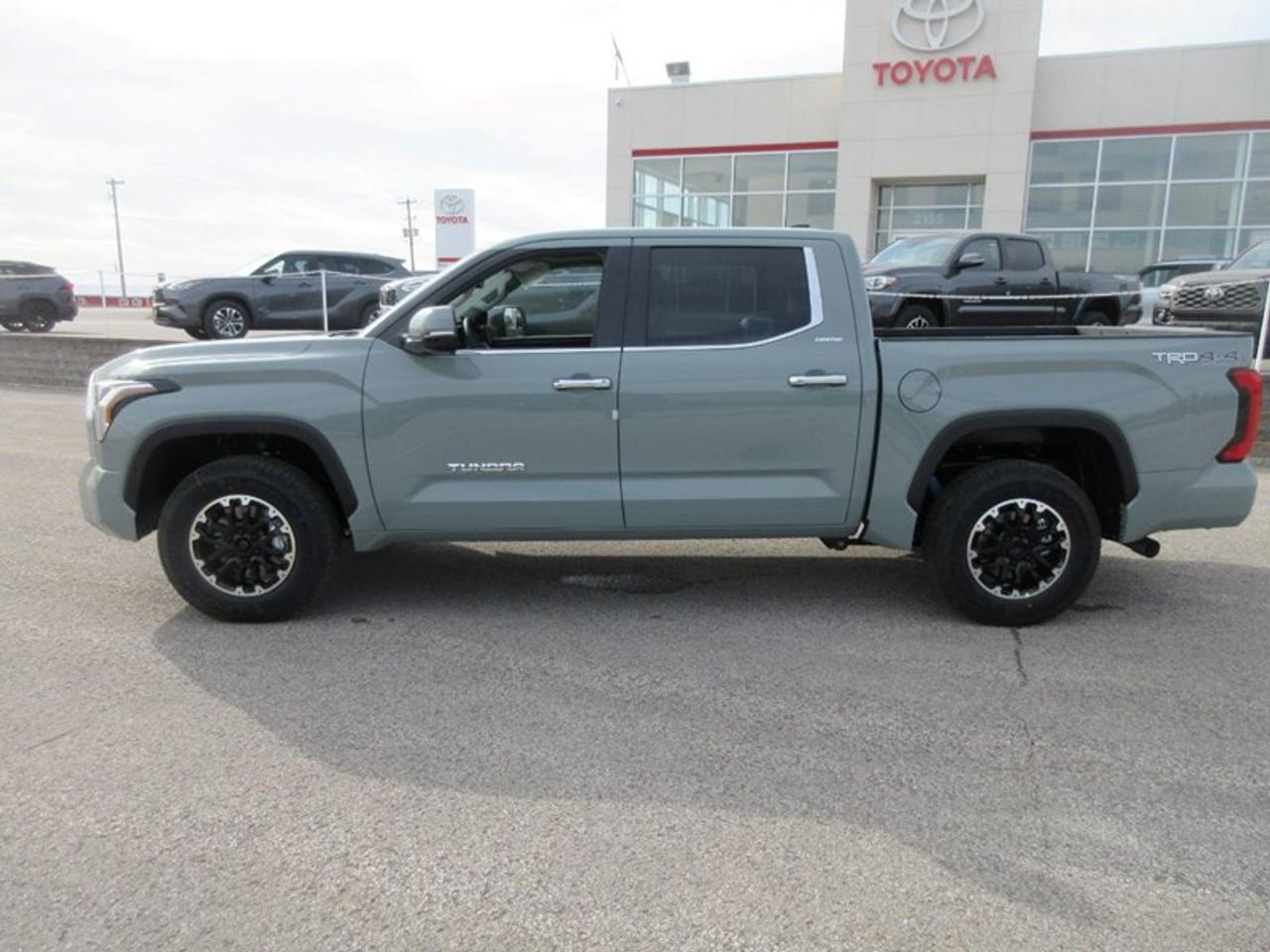 2024 Toyota Tundra Limited CREW MAX Photo1