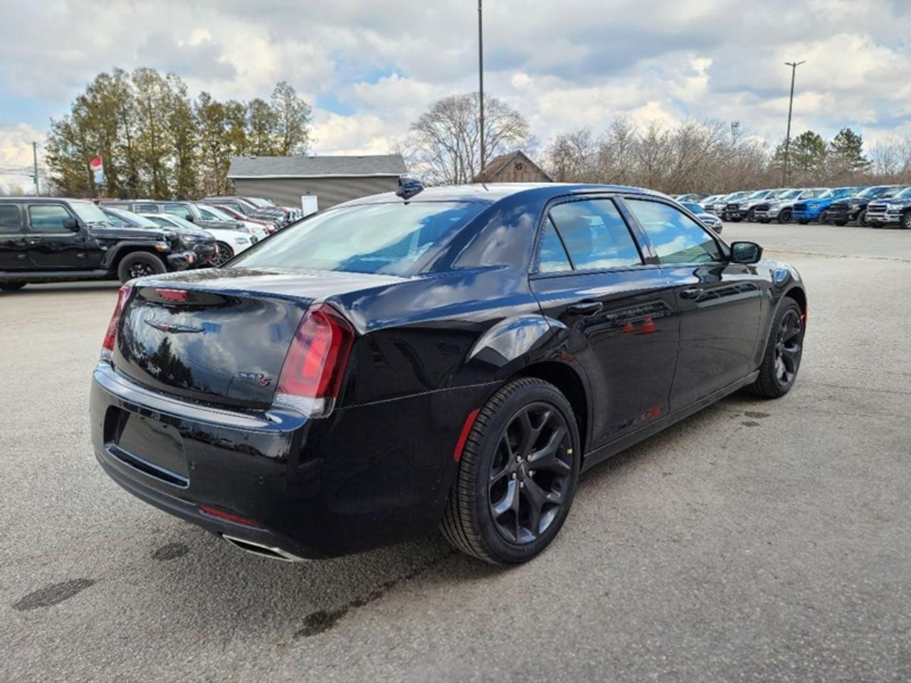 2021 Chrysler 300 S  Photo3