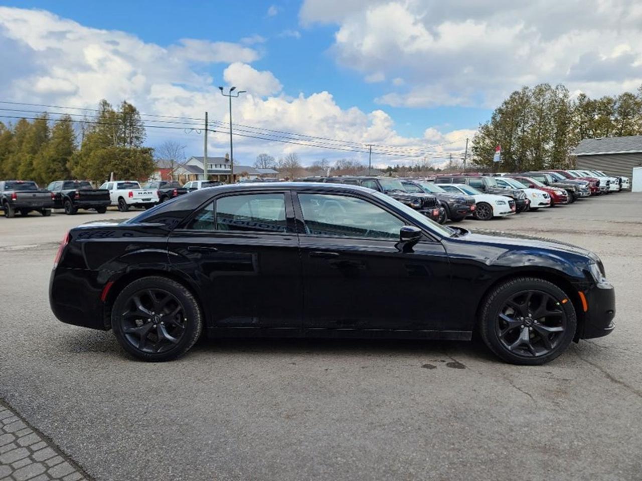 2021 Chrysler 300 S  Photo4
