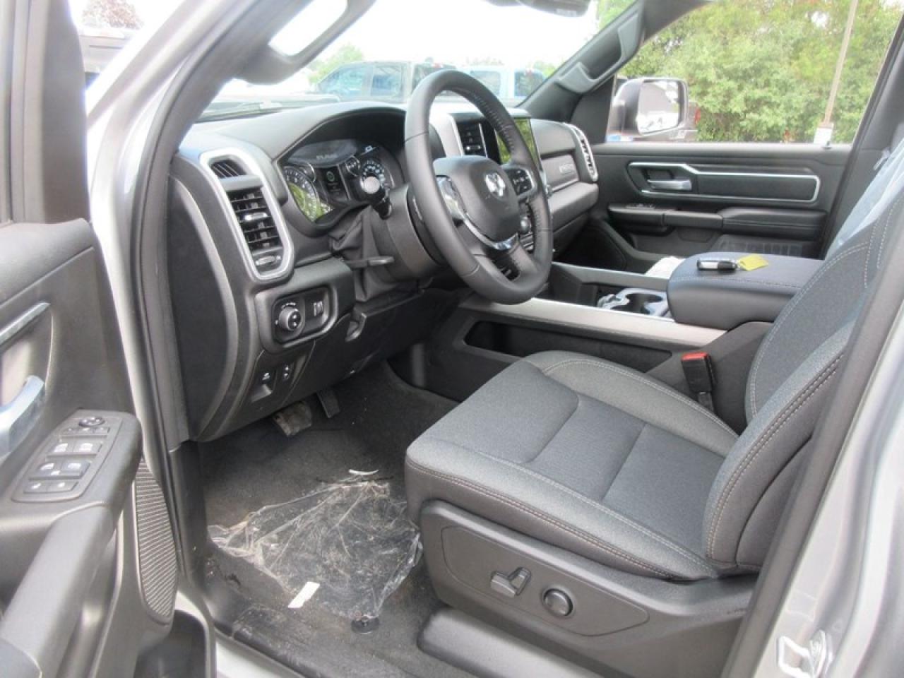 2022 RAM 1500 Crew Cab Big Horn 4X4 Photo4