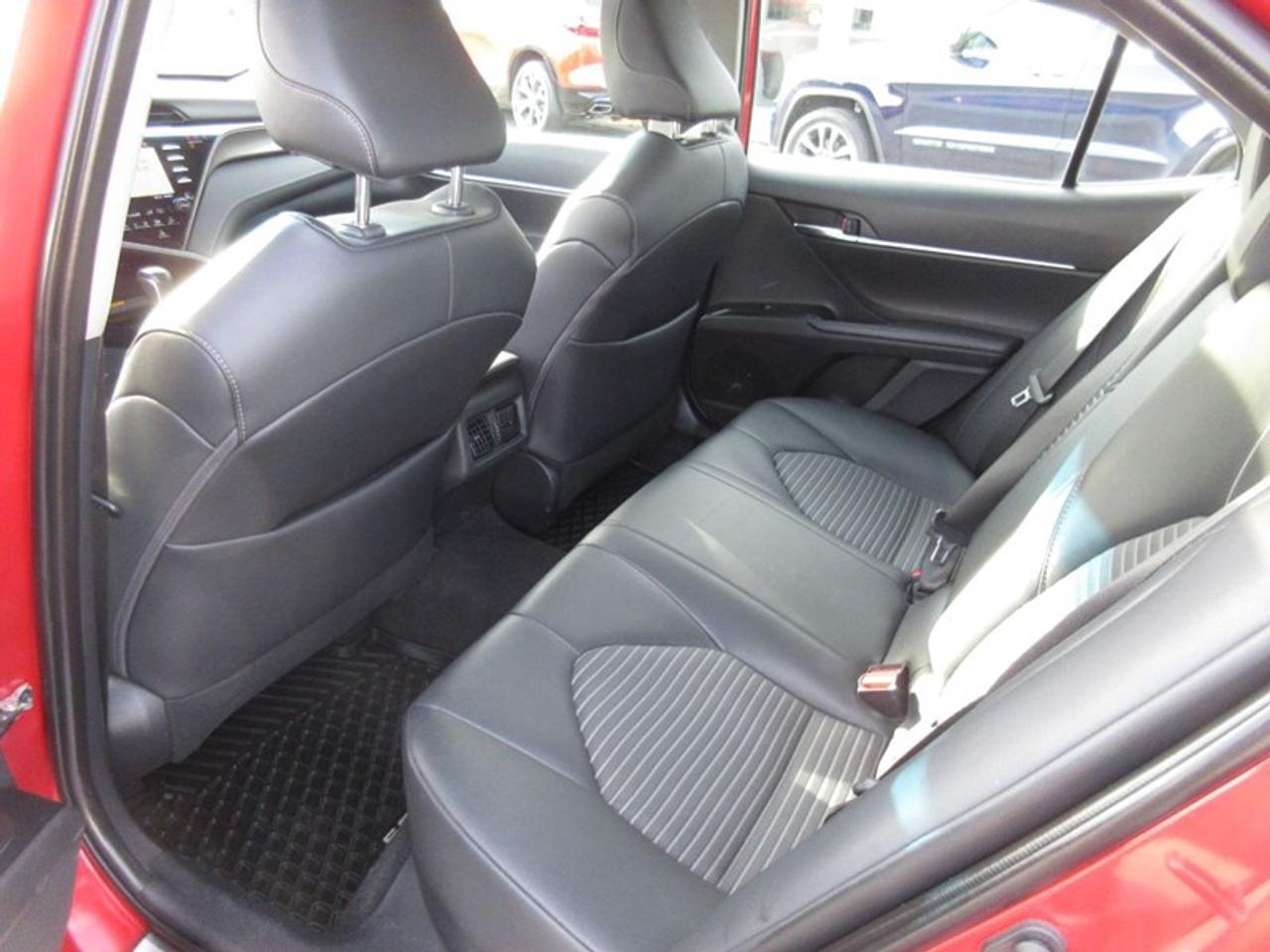 2020 Toyota Camry SE Photo2