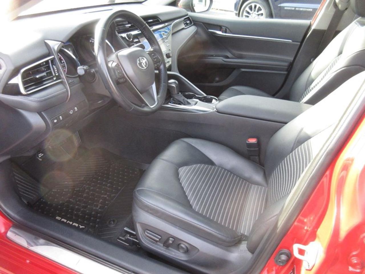 2020 Toyota Camry SE Photo