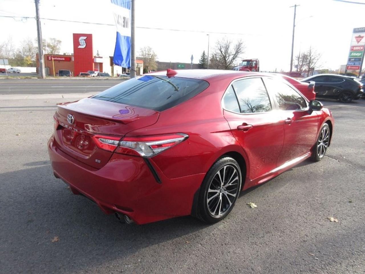 2020 Toyota Camry SE Photo