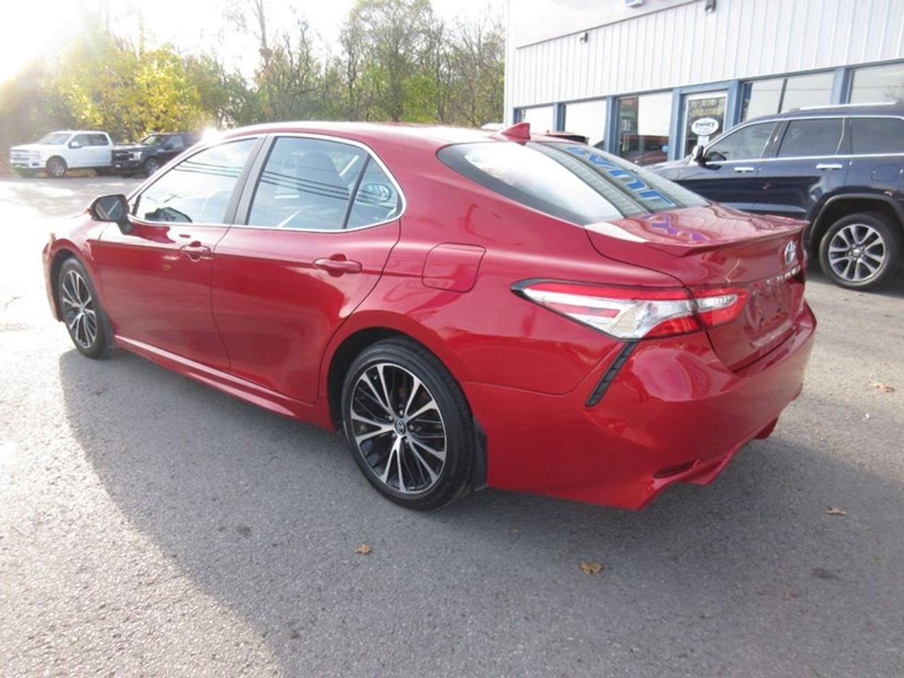 2020 Toyota Camry SE Photo