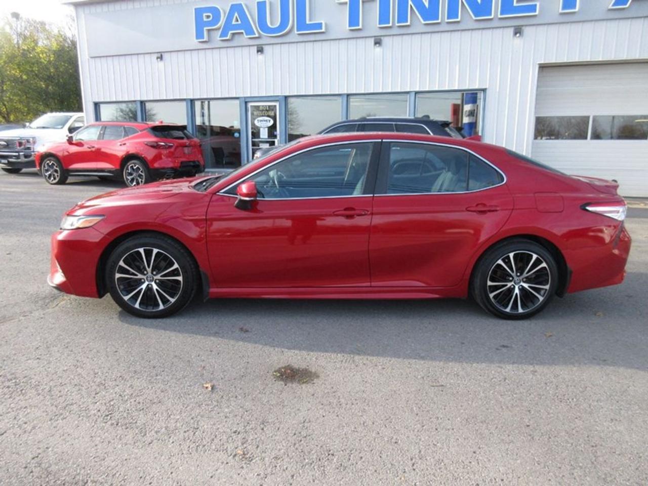 2020 Toyota Camry SE Photo