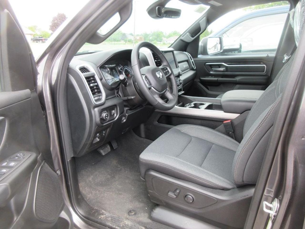 2022 RAM 1500 Crew Cab Big Horn 4X4 Photo4