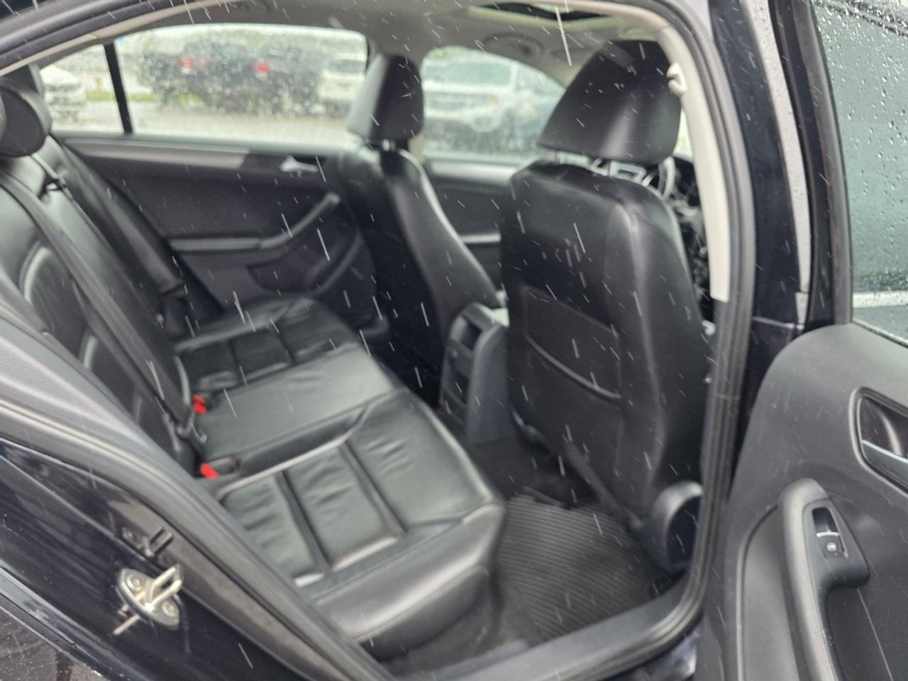2016 Volkswagen Jetta ***LEATHER | NAVIGATION | SUNROOF | DRIVES GREAT!! Photo