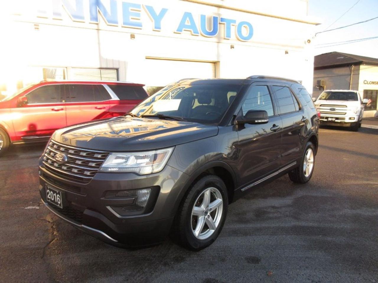 2016 Ford Explorer XLT Photo2