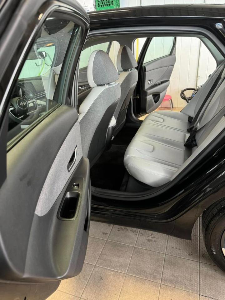 2024 Hyundai Elantra Luxury Photo