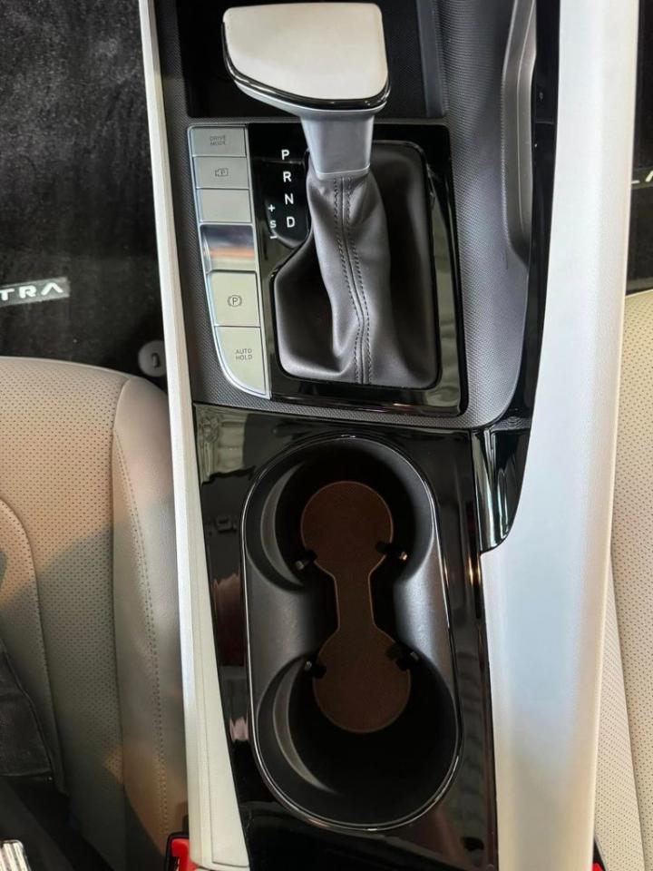 2024 Hyundai Elantra Luxury Photo