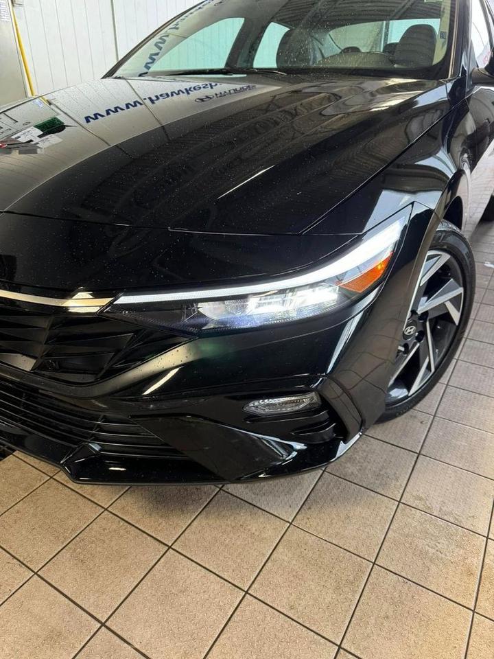 2024 Hyundai Elantra Luxury Photo