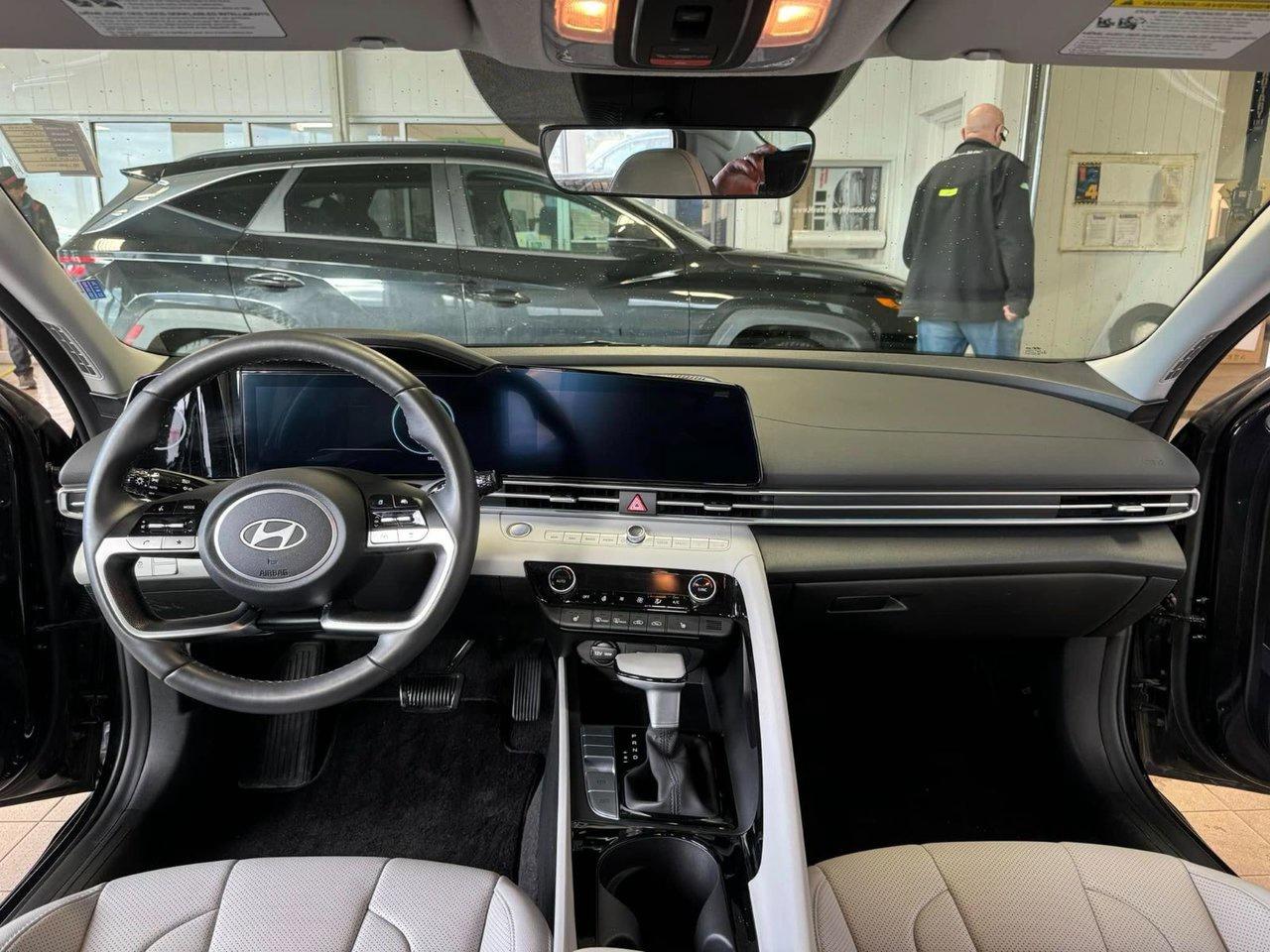 2024 Hyundai Elantra Luxury Photo