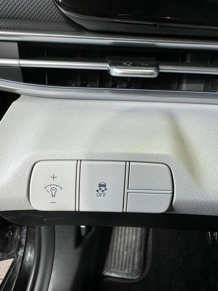 2024 Hyundai Elantra Luxury Photo