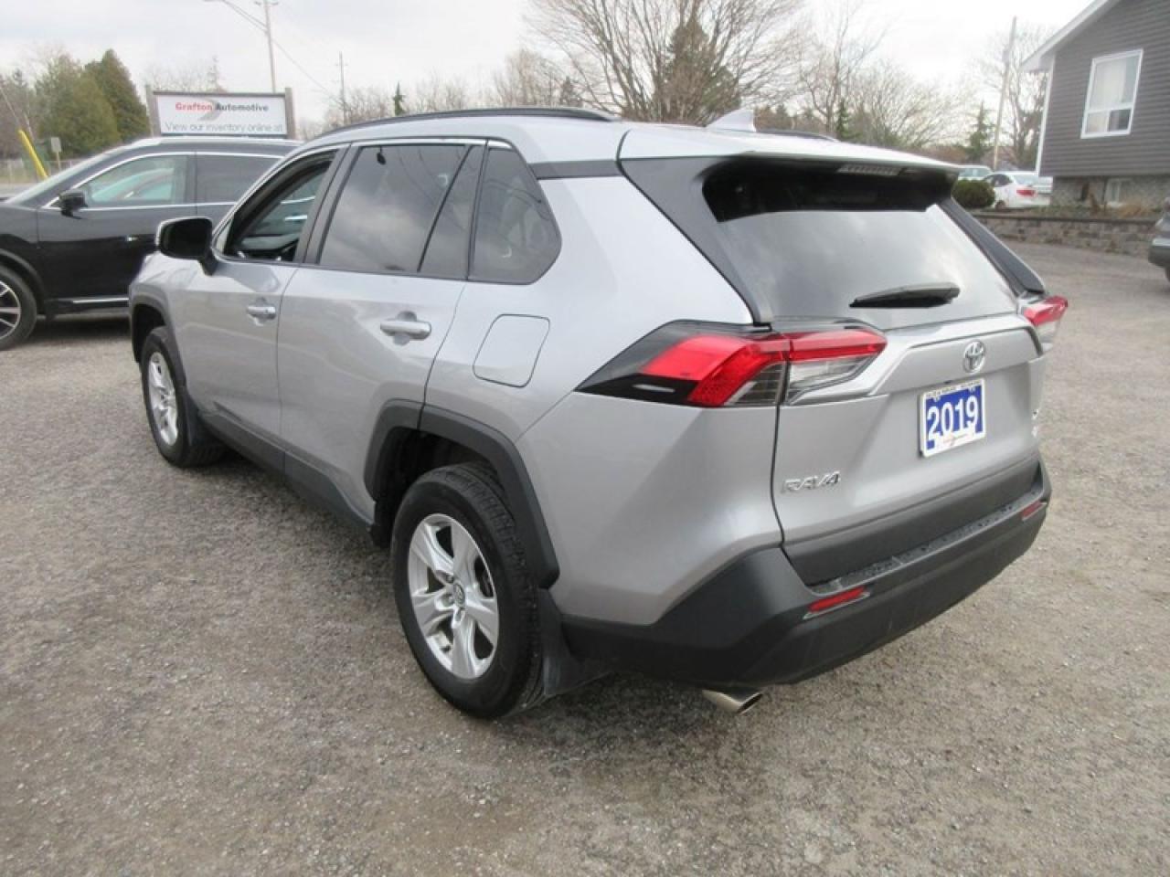 2019 Toyota RAV4 XLE FWD Photo2