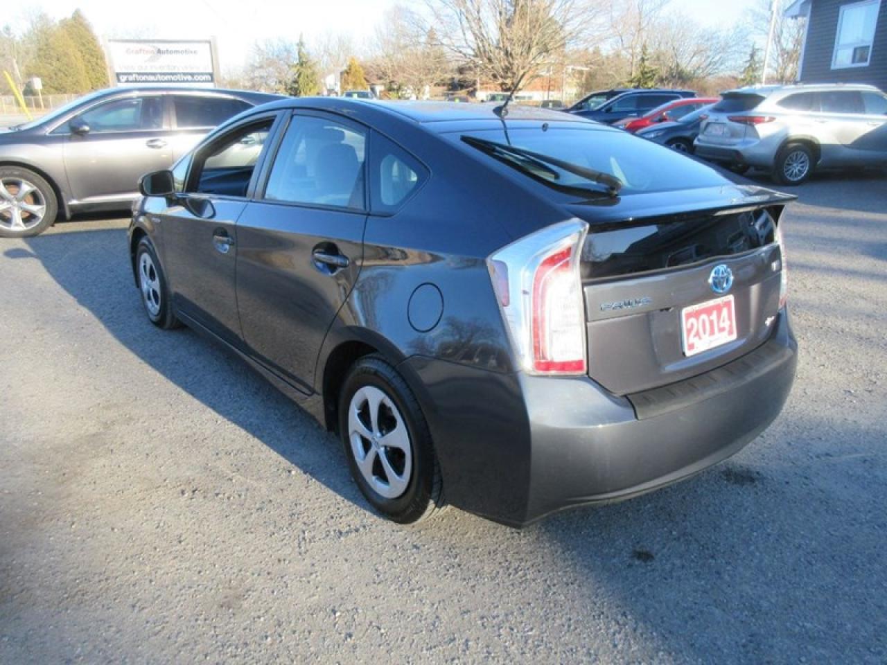 2014 Toyota Prius Hatchback Photo2
