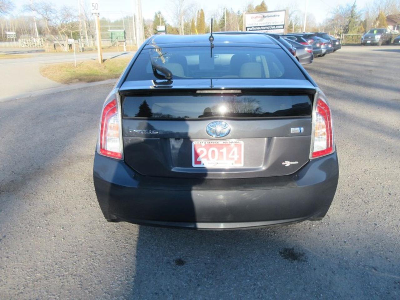 2014 Toyota Prius Hatchback Photo3