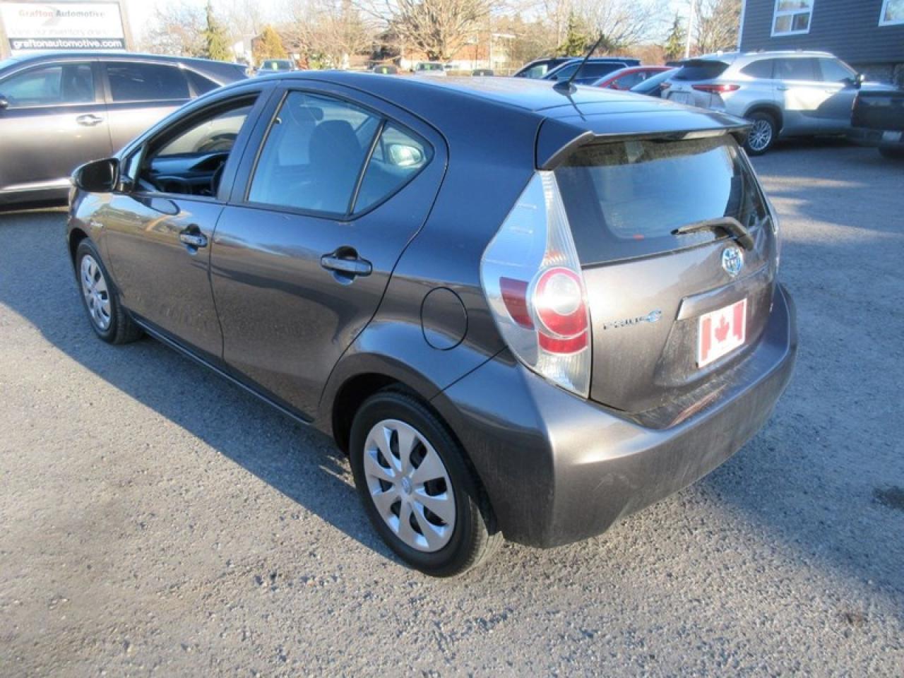 2014 Toyota Prius c Hatchback Photo2