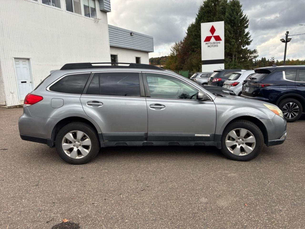 2010 Subaru Outback **CERTIFIED** CLEAN CARFAX | LOW KM Photo