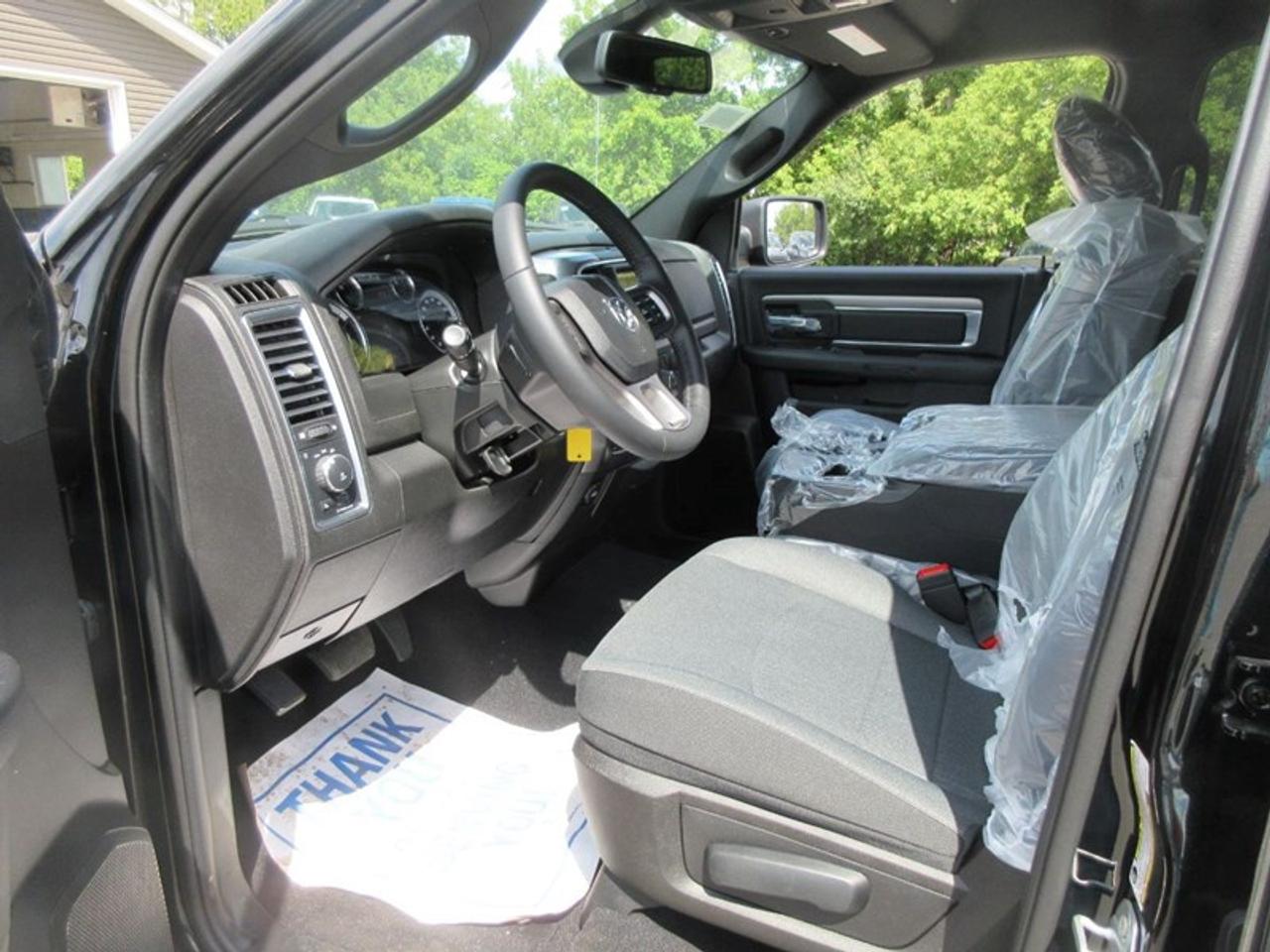 2022 RAM 1500 Classic Warlock Crew Cab Photo4