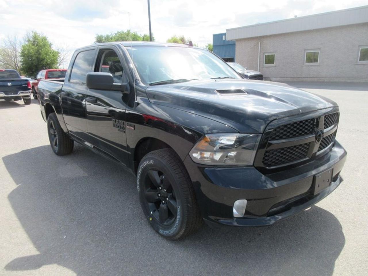 2022 RAM 1500 Classic Express Crew Cab Photo3