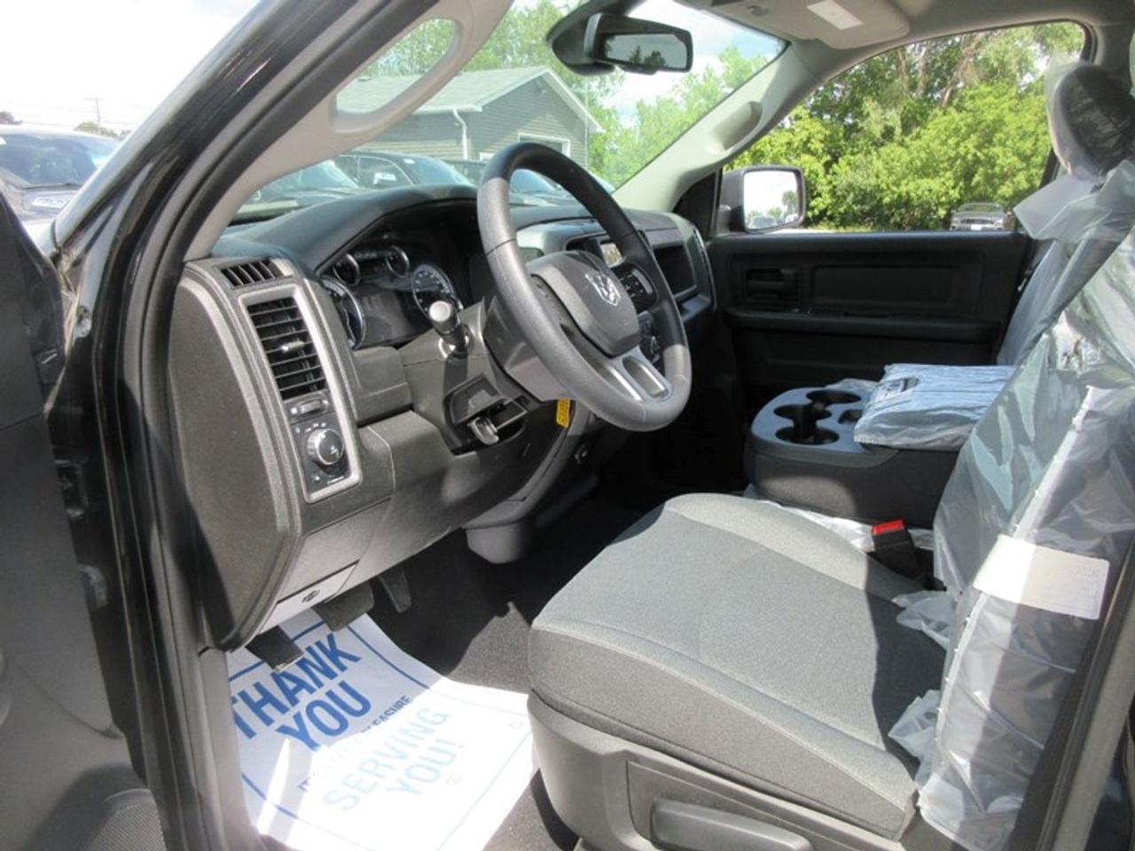 2022 RAM 1500 Classic Express Crew Cab Photo4