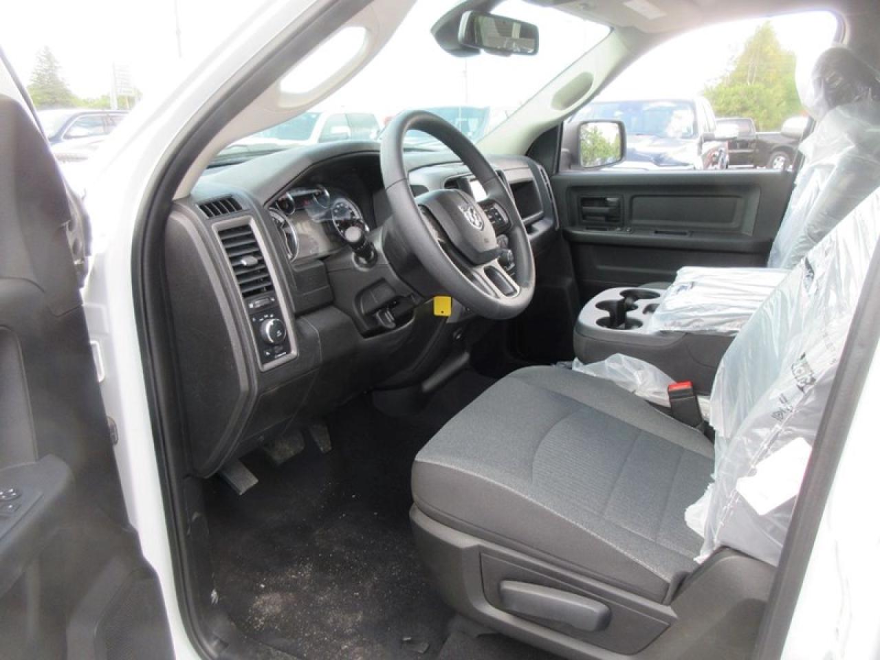 2022 RAM 1500 Classic Express Crew Cab Photo4