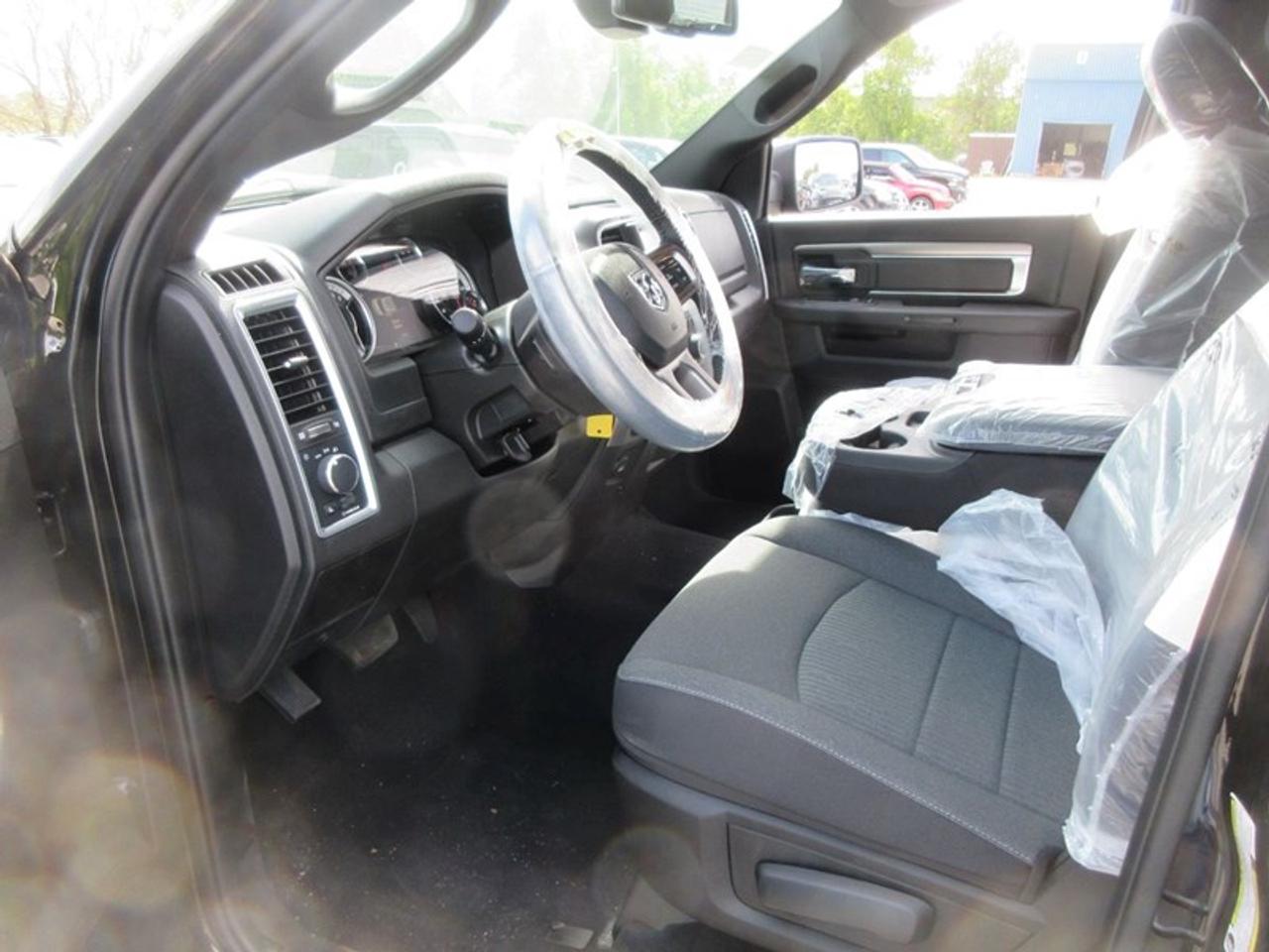 2022 RAM 1500 Classic Warlock Crew Cab Photo4