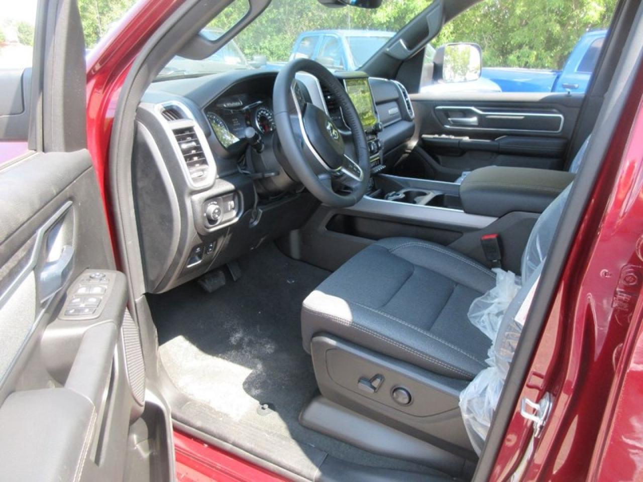 2022 RAM 1500 Crew Cab Big Horn 4X4 Photo4