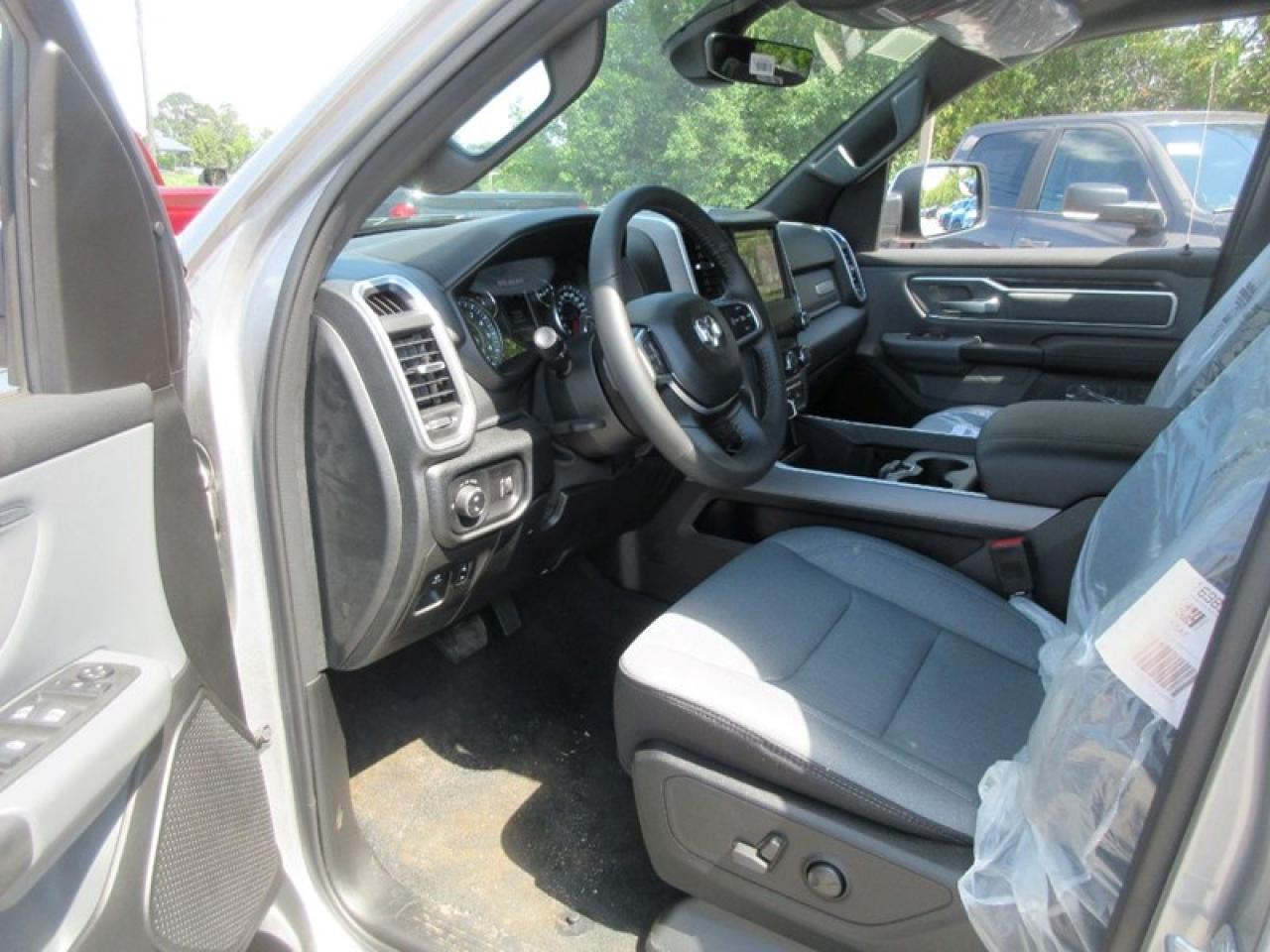 2022 RAM 1500 Crew Cab Big Horn 4X4 Photo4