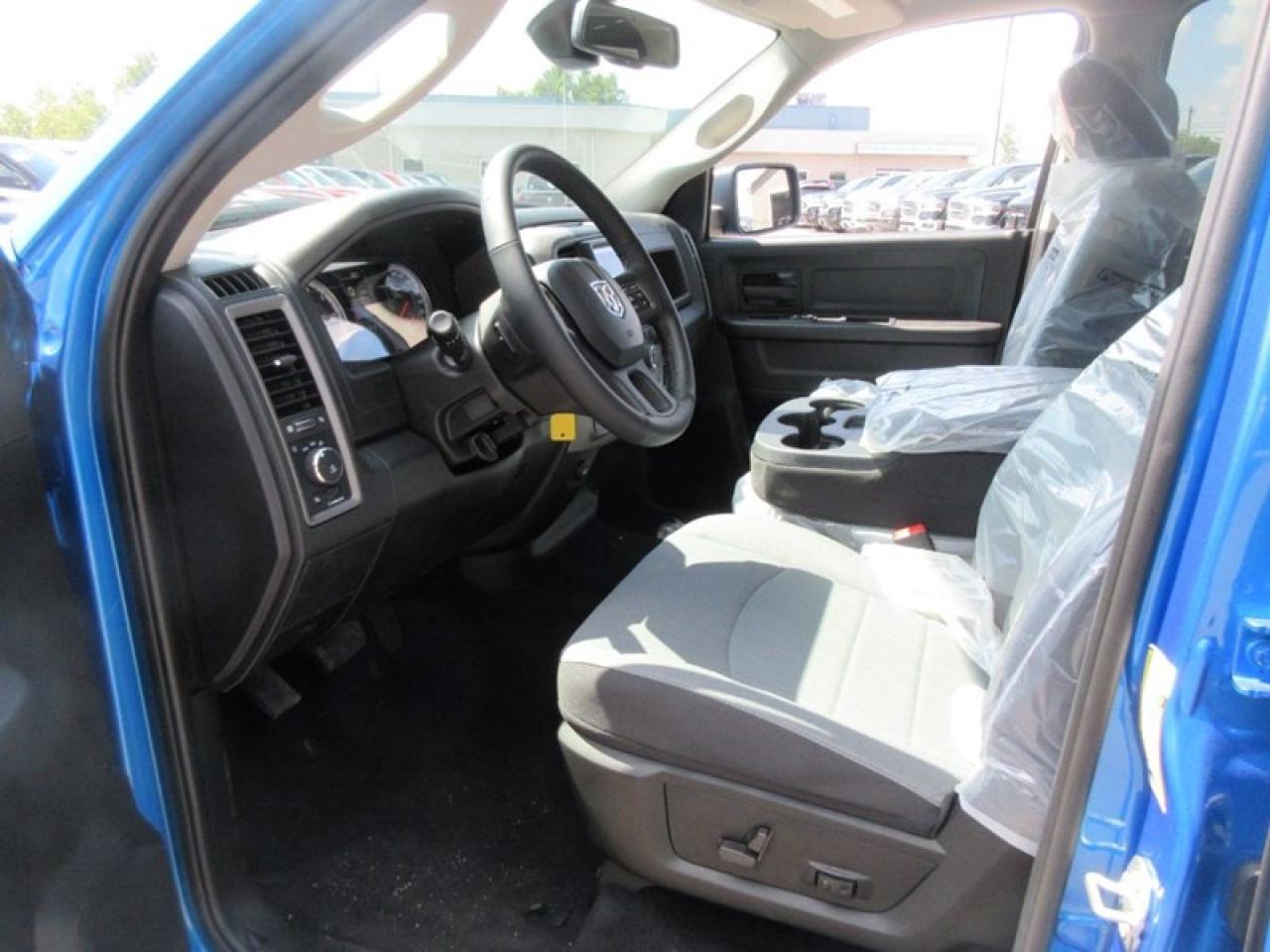 2022 RAM 1500 Classic NIGHT EDITION CREW CAB Photo4