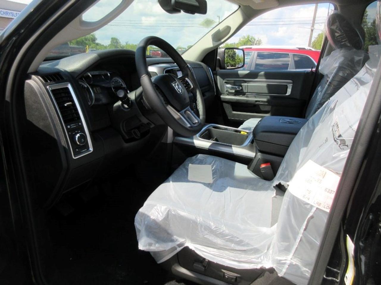 2022 RAM 1500 Classic SLT  Crew Cab Photo4