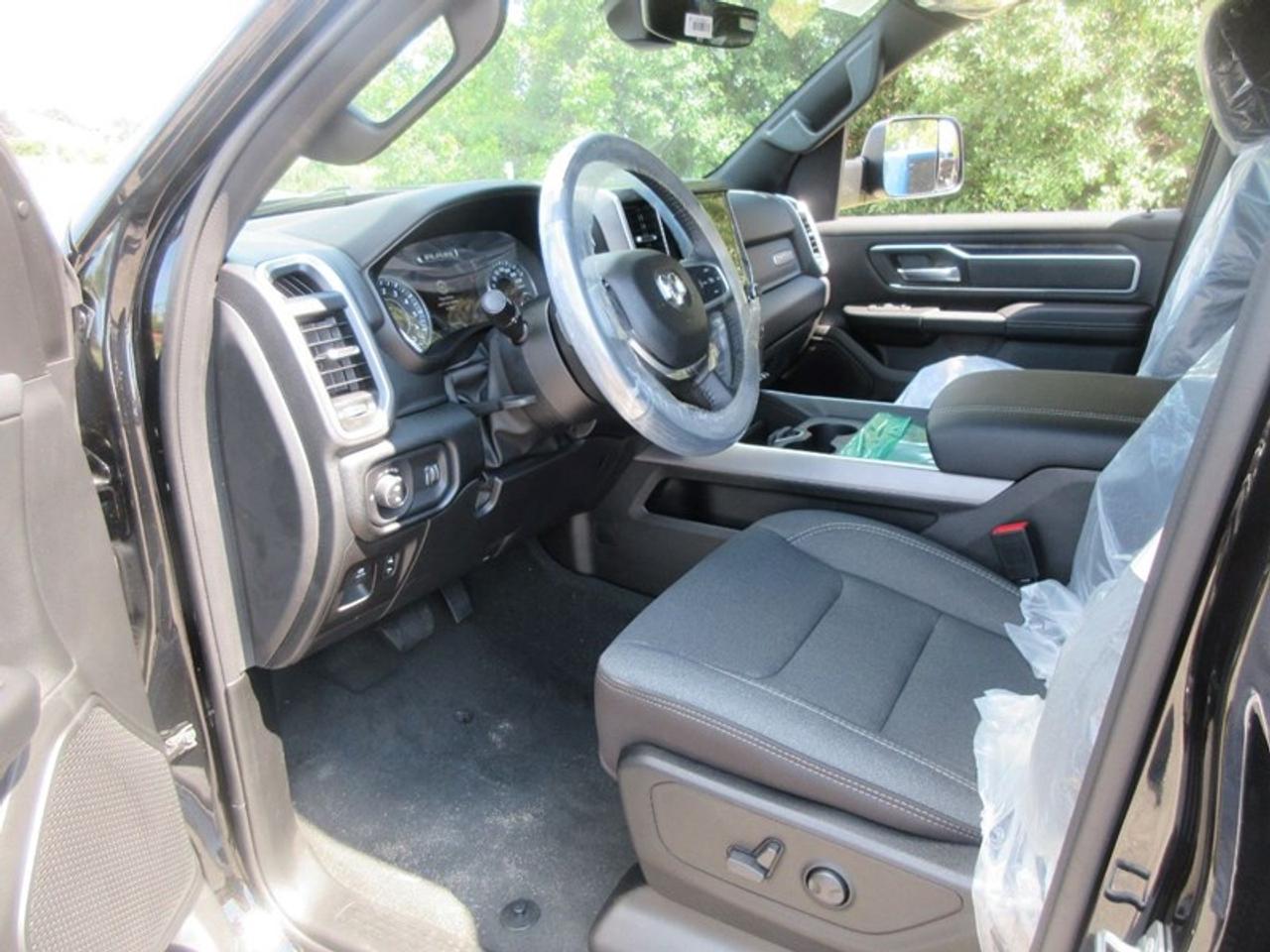 2022 RAM 1500 Crew Cab Big Horn 4X4 Photo4