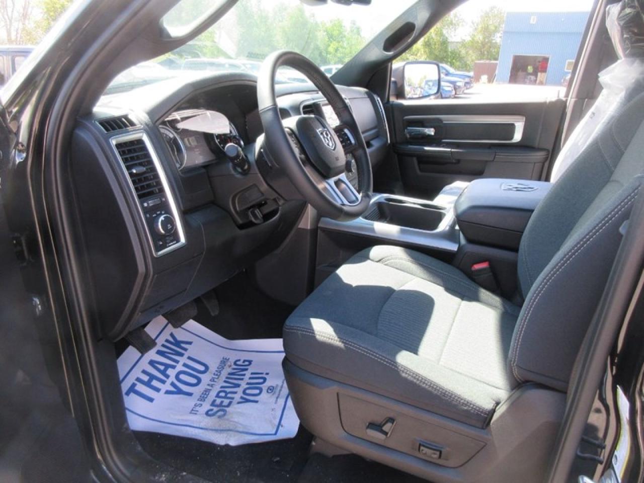 2022 RAM 1500 Classic NIGHT EDITION CREW CAB Photo4