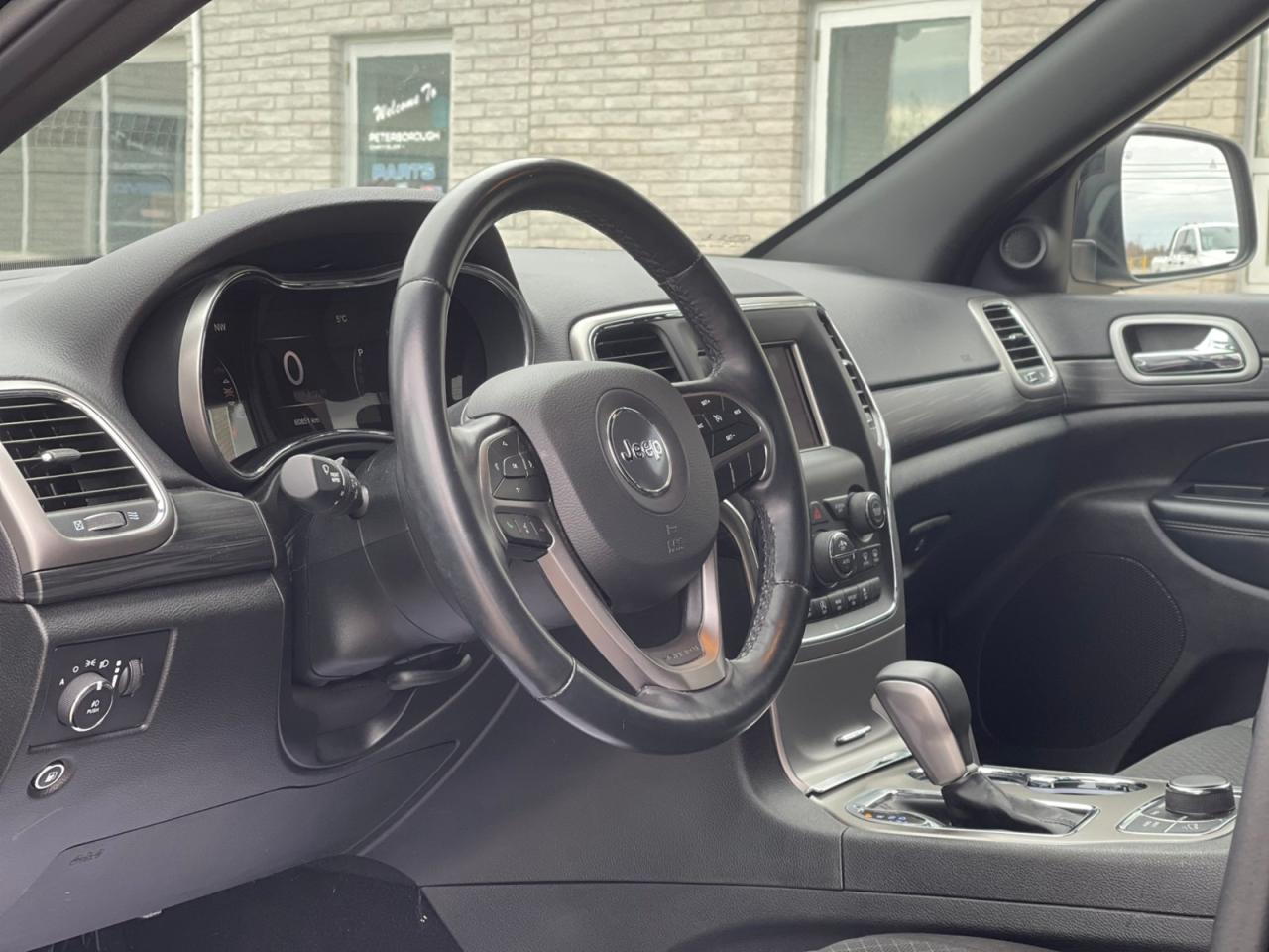 2019 Jeep Grand Cherokee LAREDO  4X4 Photo3