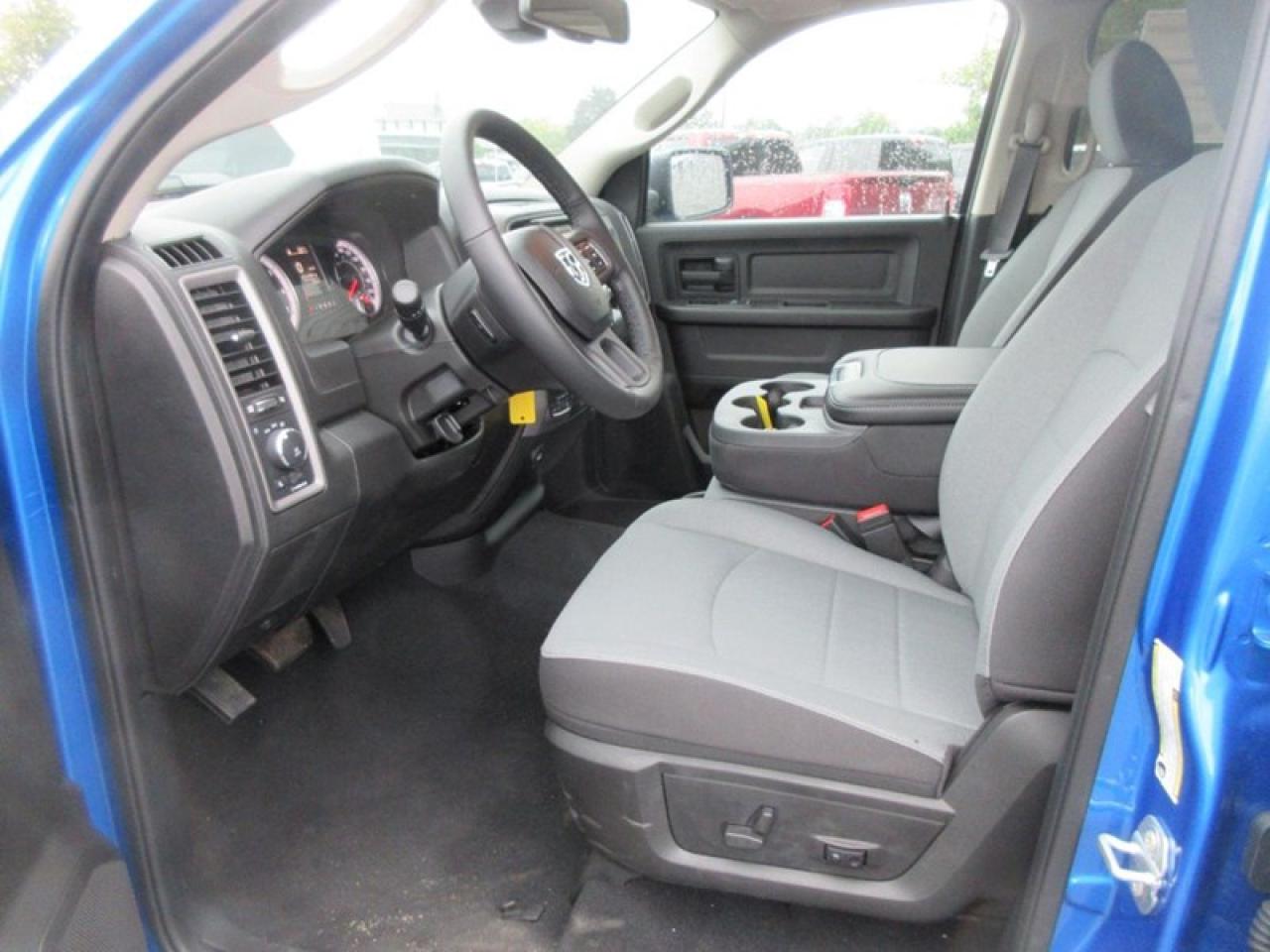 2022 RAM 1500 Classic NIGHT EDITION CREW CAB Photo4