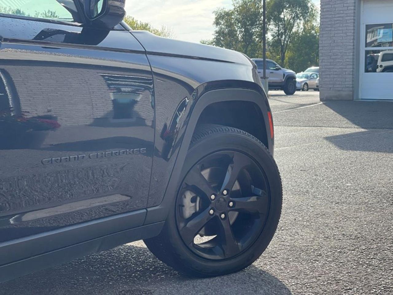 2022 Jeep Grand Cherokee L Laredo  Altitude Photo