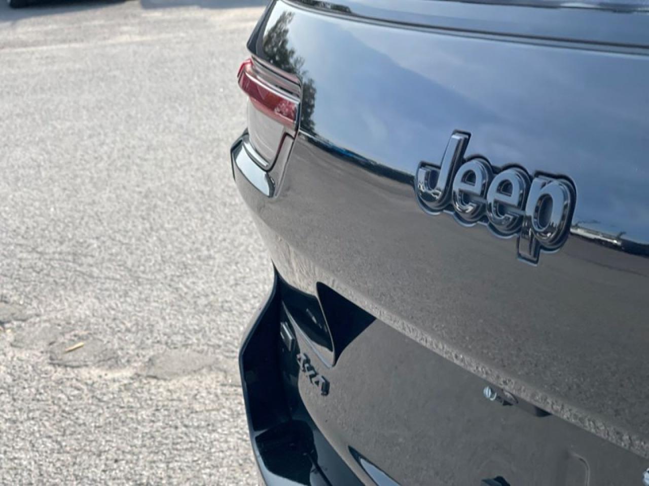 2022 Jeep Grand Cherokee L Laredo  Altitude Photo