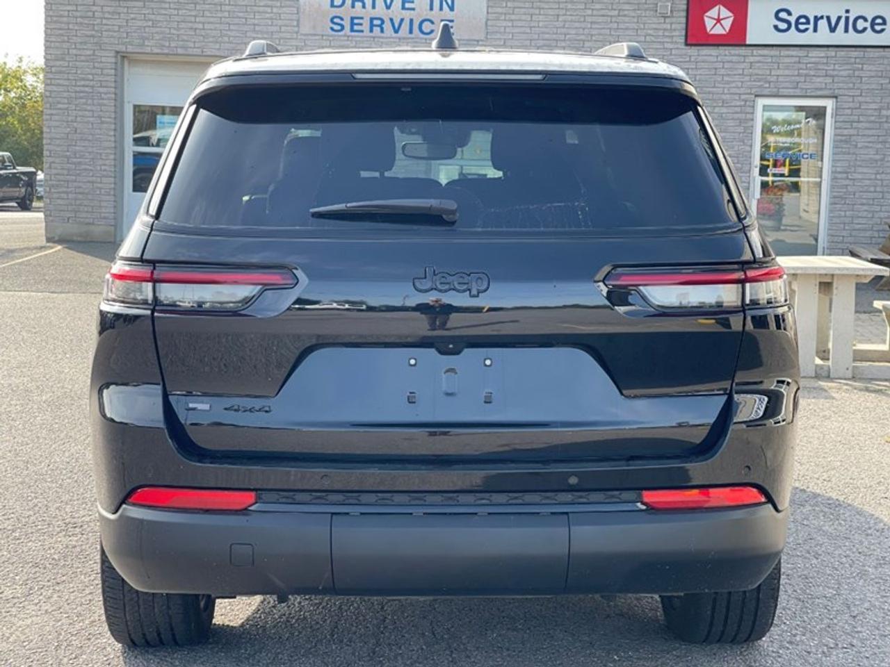 2022 Jeep Grand Cherokee L Laredo  Altitude Photo