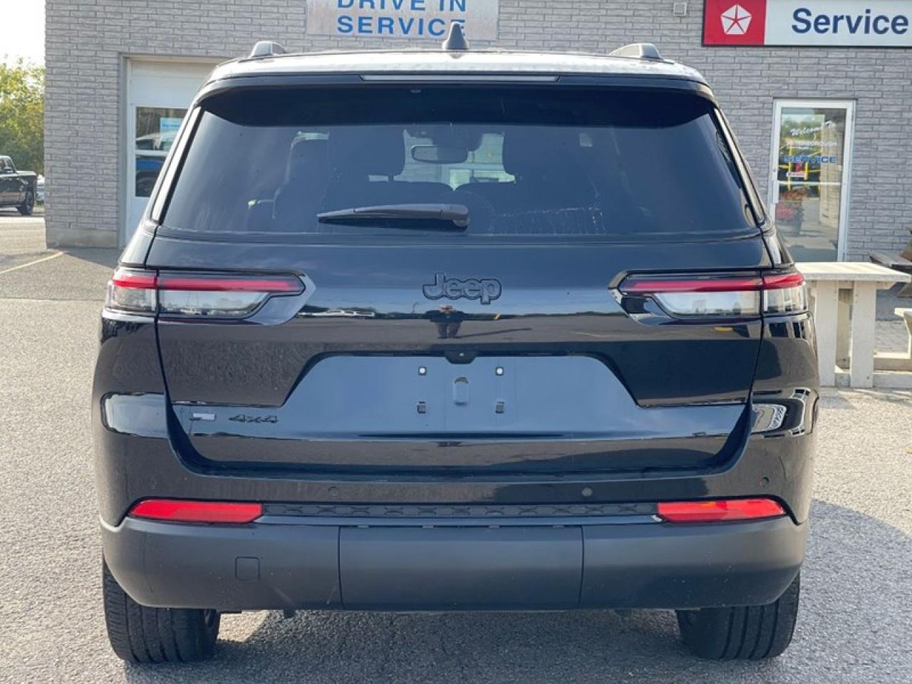 2022 Jeep Grand Cherokee L Laredo  Altitude Photo