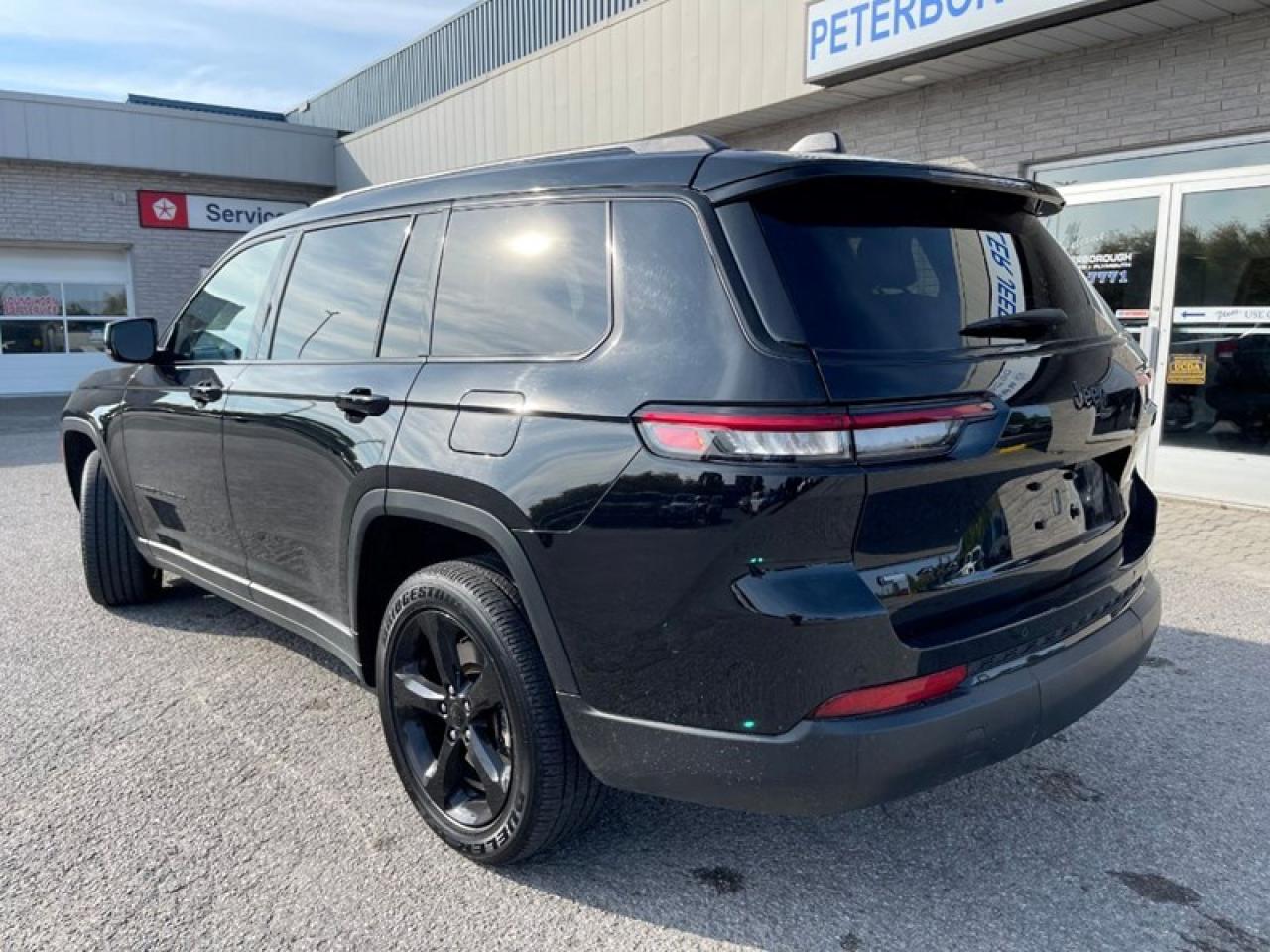 2022 Jeep Grand Cherokee L Laredo  Altitude Photo