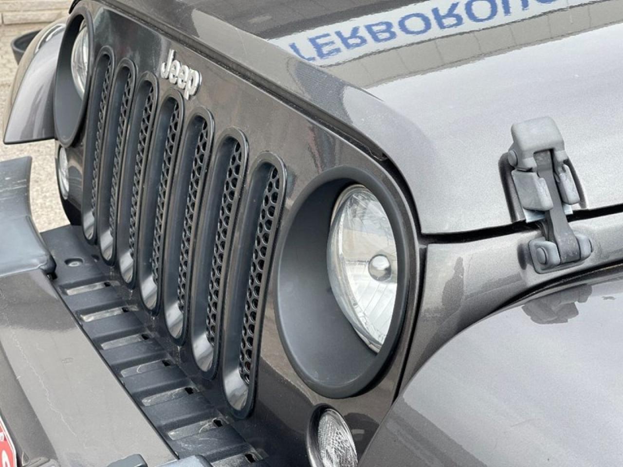 2018 Jeep Wrangler JK Unlimited Sahara Photo3