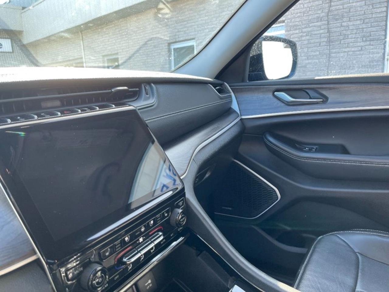 2022 Jeep Grand Cherokee LIMITED 4X4 Photo