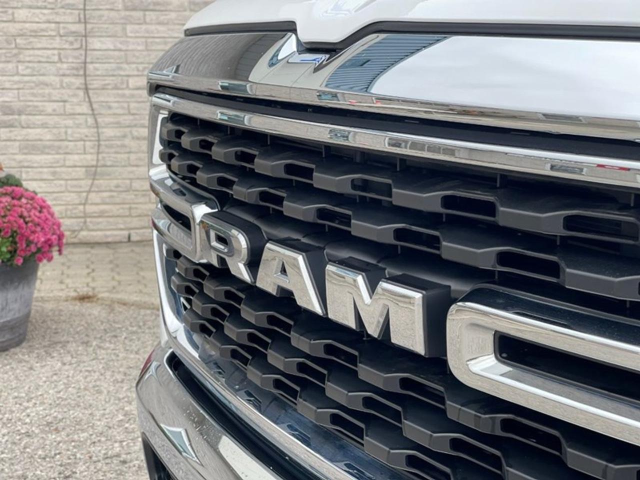 2022 RAM 1500 Big Horn Crew Cab Photo4